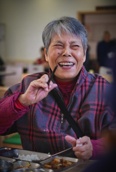 (老年食堂内开心用餐的老人) (老年食堂内开心用餐的老人)