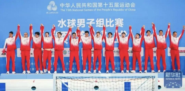 冠军广东队在颁奖仪式上(左一是梁志伟)。 冠军广东队在颁奖仪式上(左一是梁志伟)。