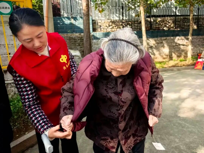 赵荟为老人们穿上新马甲