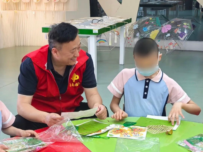 张洪伟和福娃一起做手工