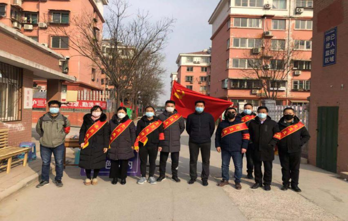 参与志愿者活动的李重谱（右二）