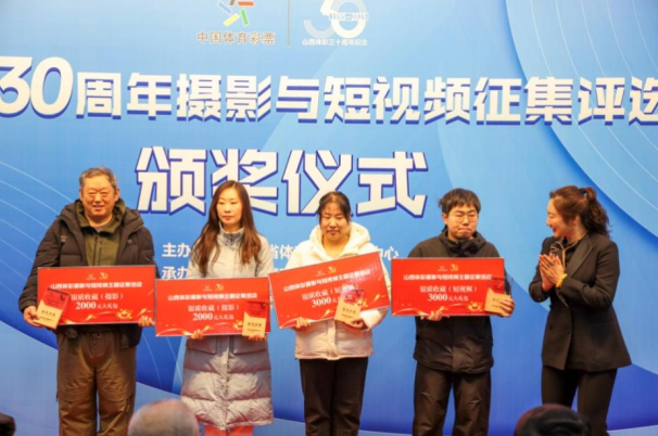 (人民摄影报社副总编辑刘晓敏为银质收藏奖获得者颁奖) (人民摄影报社副总编辑刘晓敏为银质收藏奖获得者颁奖)