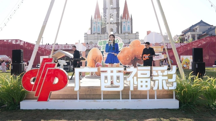 音乐演出为活动增添公益氛围 音乐演出为活动增添公益氛围