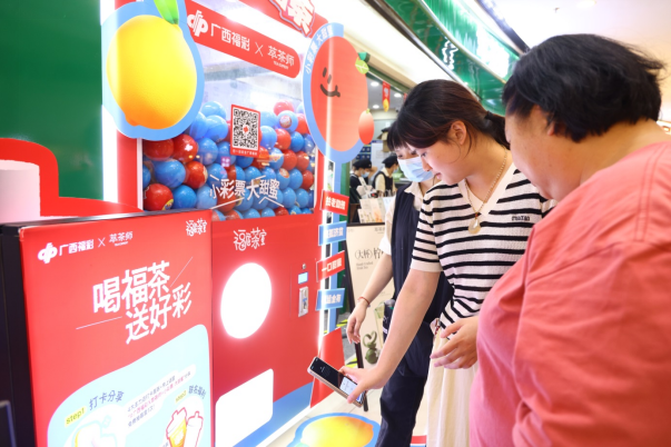 市民在活动现场参与互动体验 市民在活动现场参与互动体验