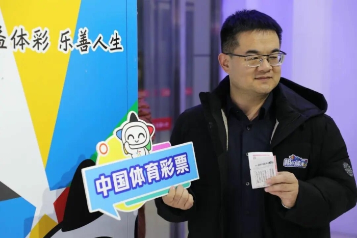 图为河北观摩团成员展示体育彩票 图为河北观摩团成员展示体育彩票