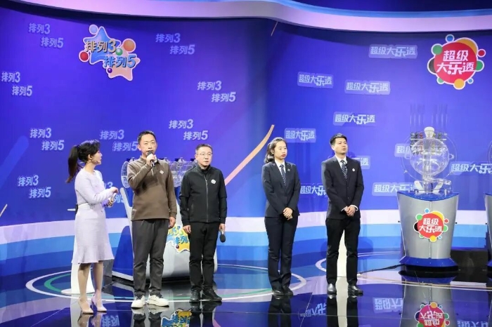 图为李涛(左二)和李林(左三)参与直播摇奖 图为李涛(左二)和李林(左三)参与直播摇奖