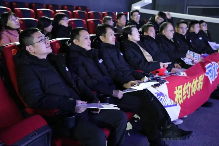 图为河北观摩团成员观摩开奖直播。伊新华摄 图为河北观摩团成员观摩开奖直播。伊新华摄