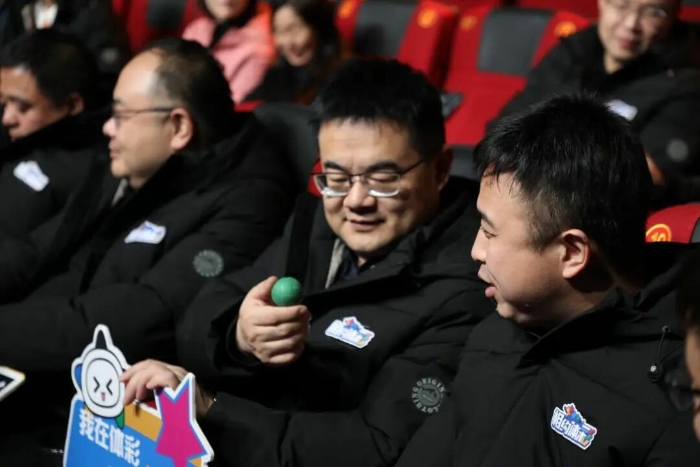 图为河北观摩团成员触摸退役摇奖球 图为河北观摩团成员触摸退役摇奖球