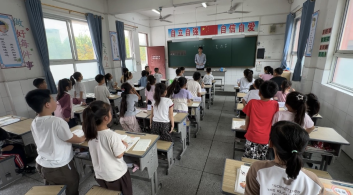 青春在操场闪耀：两名体育生在乡村小学开启“造梦课堂”