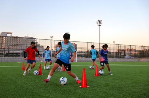 球员在赣州市足球青训中心训练。 球员在赣州市足球青训中心训练。