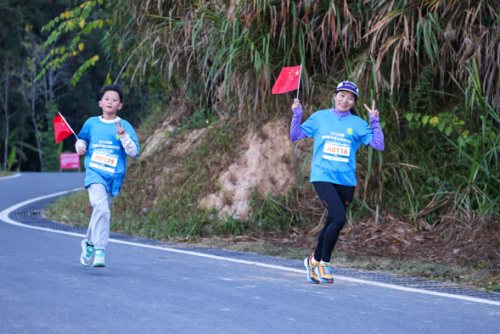 2025年全国群众登山健身大会(江西・崇义站)充满欢乐。 2025年全国群众登山健身大会(江西・崇义站)充满欢乐。