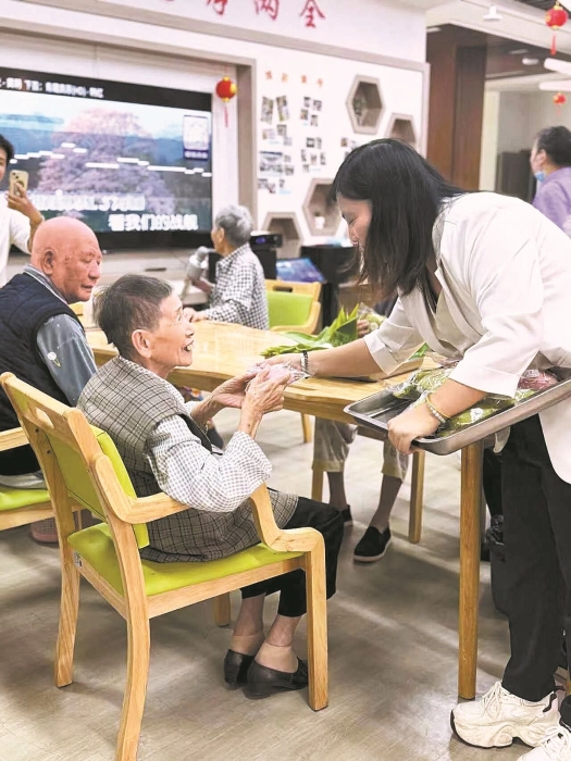 三元区青山社区嵌入式养老服务中心的日常生活。