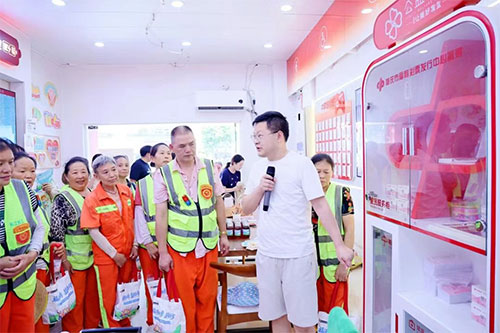 陈宗兵为环卫工人介绍店内的“公益驿站” 陈宗兵为环卫工人介绍店内的“公益驿站”