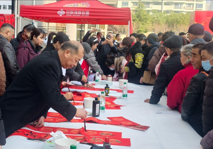 十余位书法家、社区银龄书法爱好者同台挥毫