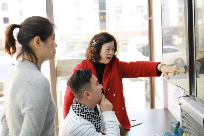 content_站主李女士向彩民介绍玩法和选号经验