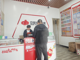 父女接力守福站，一杯茶香暖人心