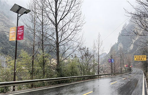 路灯亮化项目落地后的双坪村道路。鸡鸣乡供图