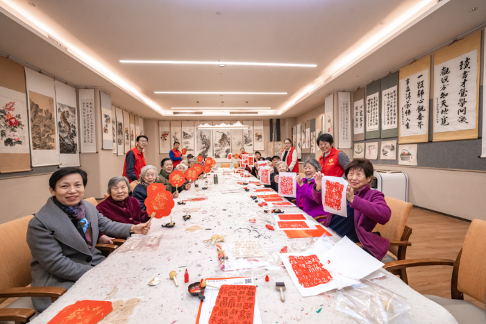 福彩志愿者与老人一起制作非遗手工作品