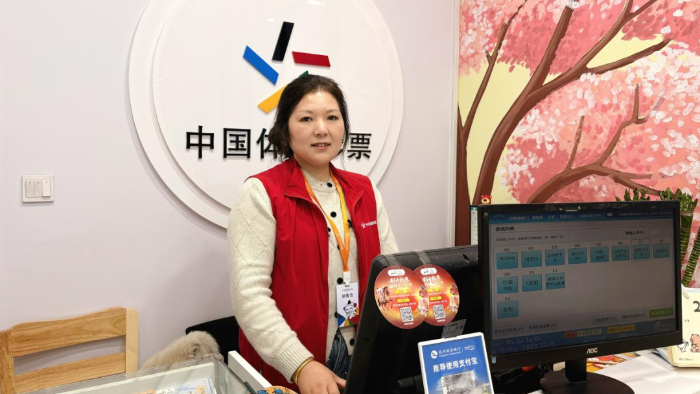 骏马迎春开门红，细雨润泽体彩情