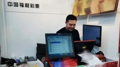 网红树边 福暖相伴