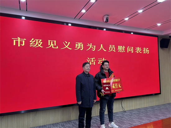 【公益】以平凡之躯行英雄之举 体彩销售员王振勇救落水者