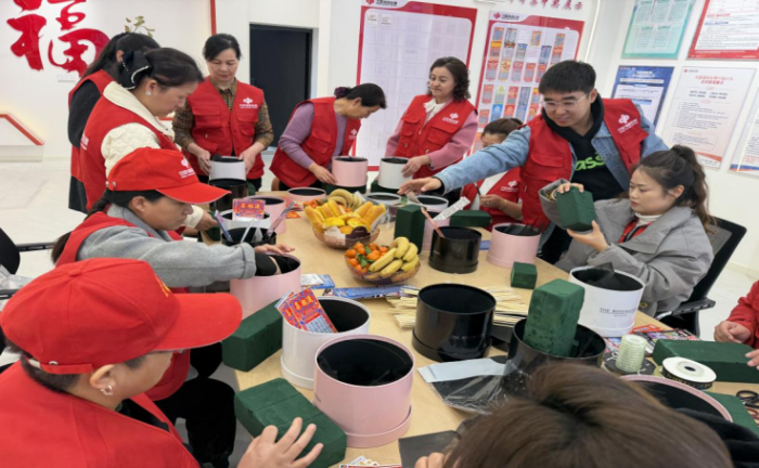 “福彩女神巧手造花 悦享花样好彩时光”克州福彩中心开展妇女节主题彩票花束活动 （2026.03.19发布）182