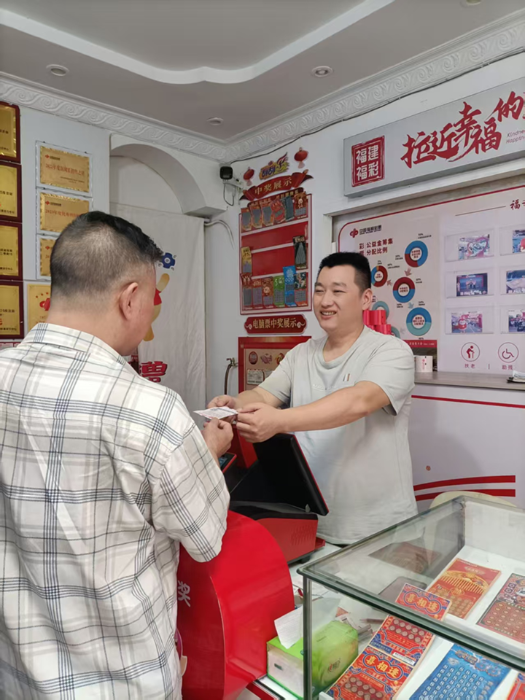 他是福彩销售员，亦是无畏逆行者