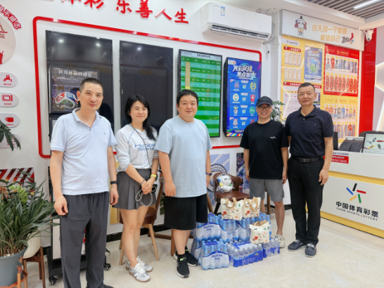 “八一”送清凉 福州体彩致敬最美退役军人实体店
