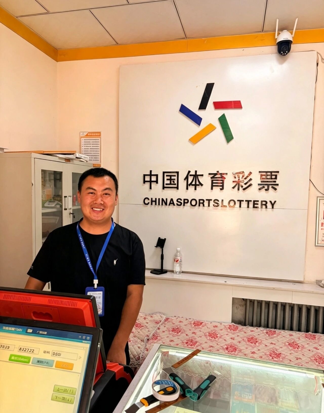 体彩代销者暖心送奖传递诚信力量