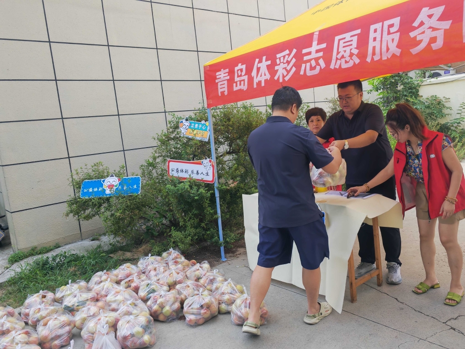 岛城义卖解农忧 爱心汇聚暖人心