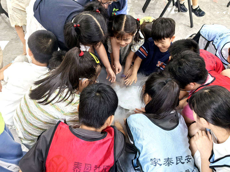 content_常州福彩_助童启航_系列__干冰趣味科学青少年体验活动顺利举办3