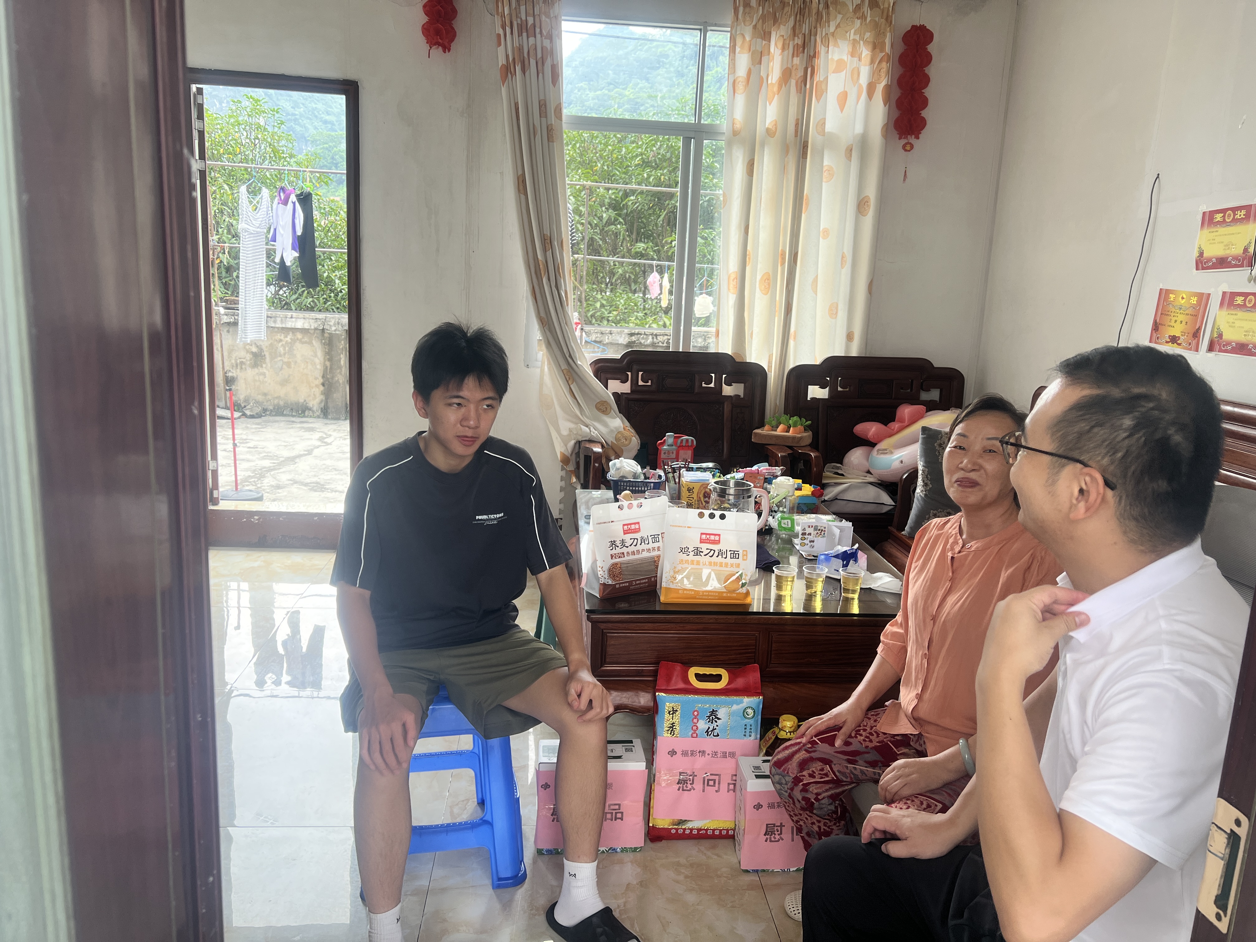 广西福彩中心桂西管理处开展慰问边境困难学子活动