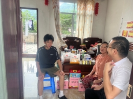 广西福彩中心桂西管理处开展慰问边境困难学子活动