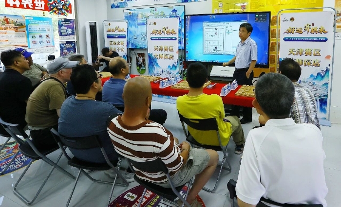 津门棋友齐聚体彩店 象棋名师上门共研经典对局