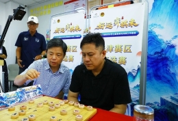 津门棋友齐聚体彩店 象棋名师上门共研经典对局
