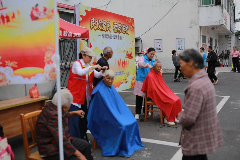 理发留影送重阳糕！无锡福彩把温暖送到老人心坎上
