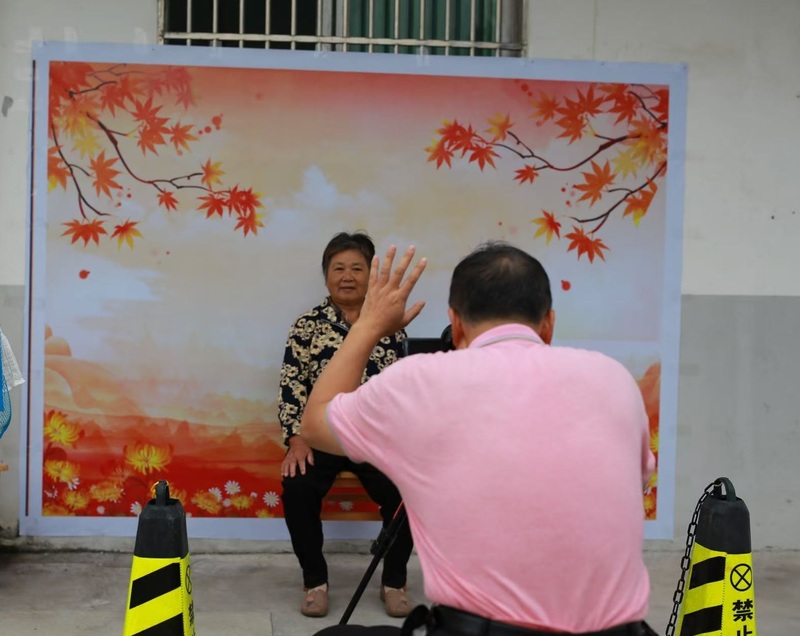 content_1016_理发留影送重阳糕_市福彩中心把温暖送到老人心坎上_照片4 content_1016_理发留影送重阳糕_市福彩中心把温暖送到老人心坎上_照片4